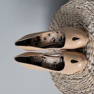 Platform peekaboo pumps